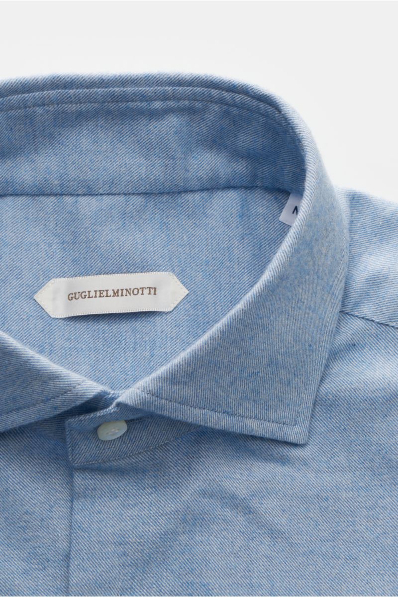 Guglielminotti Flanellhemd Haifisch-Kragen rauchblau, seitliche Nahaufnahme, Flanell aus Baumwolle und Cashmere, weicher Griff, Slim Fit, französische Knopfleiste, klassische Sportmanschette, rückwärtige Taillenabnäher, gerundeter Saumverlauf.