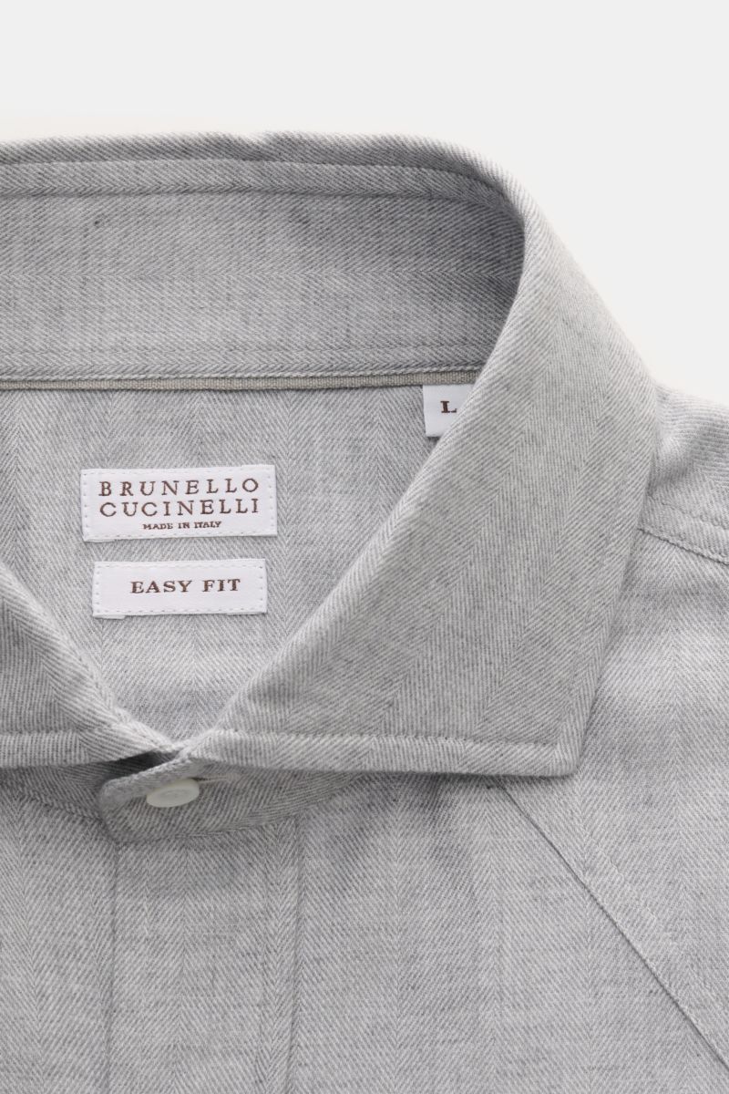 Brunello Cucinelli Casual Hemd Haifisch-Kragen grau meliert shown from a close-up front angle, highlighting the shark collar and tonal herringbone fabric. Mix aus Baumwolle und Lyocell, softer Griff, tonal fishbone pattern, Regular Fit, Haifisch-Kragen, a