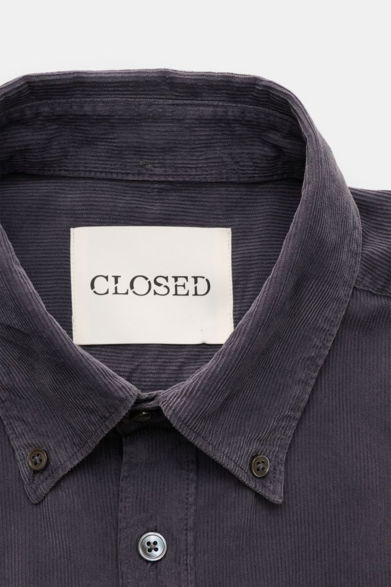 Close-up front view of the Closed Cordhemd Button-Down-Kragen dunkelgrau, a dark grey fine corduroy shirt with button-down collar and pearl buttons. 

Perfekt für den Herbst: Das stückgefärbte Feincord-Hemd von CLOSED verbindet warmen, soften Cordstoff