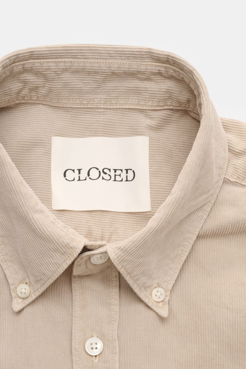 Closed Cordhemd Button-Down-Kragen beige shown from a close-up top-down perspective, highlighting the button-down collar, pearl buttons, and soft beige fine corduroy fabric. Perfekt für den Herbst: Das stückgefärbte Feincord-Hemd von CLOSED verbindet w