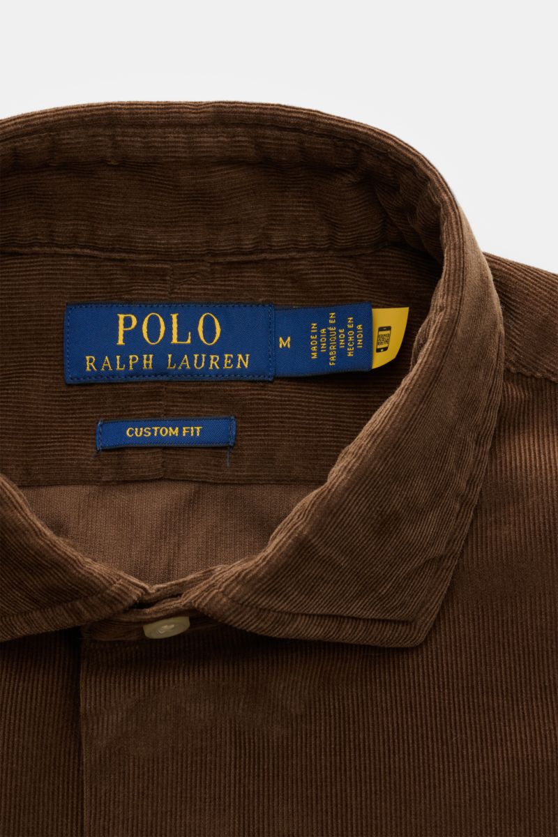 Braunes Polo Ralph Lauren Cord-Hemd Haifisch-Kragen, Feincord aus Baumwolle, weicher Griff, Regular Fit, Detailaufnahme vom Kragen mit Label.