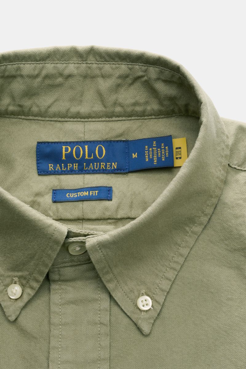 Close-up front view of Polo Ralph Lauren Oxford-Hemd Button-Down-Kragen graugrün showcasing button-down collar and fabric texture.

Description:
Vielseitiger Begleiter für die Herbstsaison: Das POLO RALPH LAUREN Hemd rundet legere Looks mit lässiger El