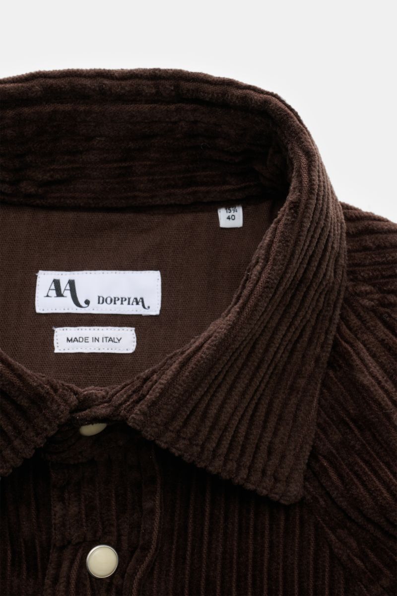 Doppiaa Corduroy shirt 'Aariosto' Kent collar dark brown shown close-up from the front, made of wide wale cotton corduroy with mother-of-pearl snap buttons.