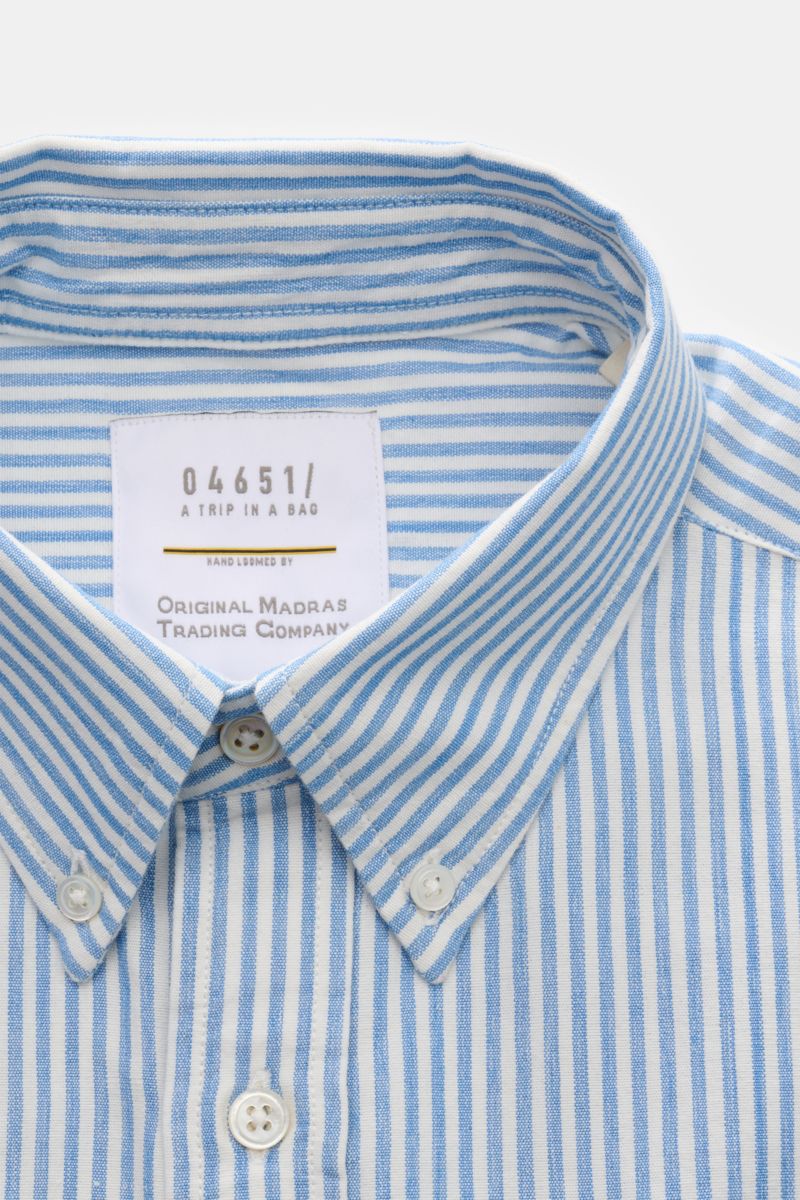 04651/ A trip in a bag Casual Hemd Button-Down-Kragen rauchblau/weiß gestreift, Frontansicht, reine Baumwolle, leichte Struktur, klassisches Streifen-Design.