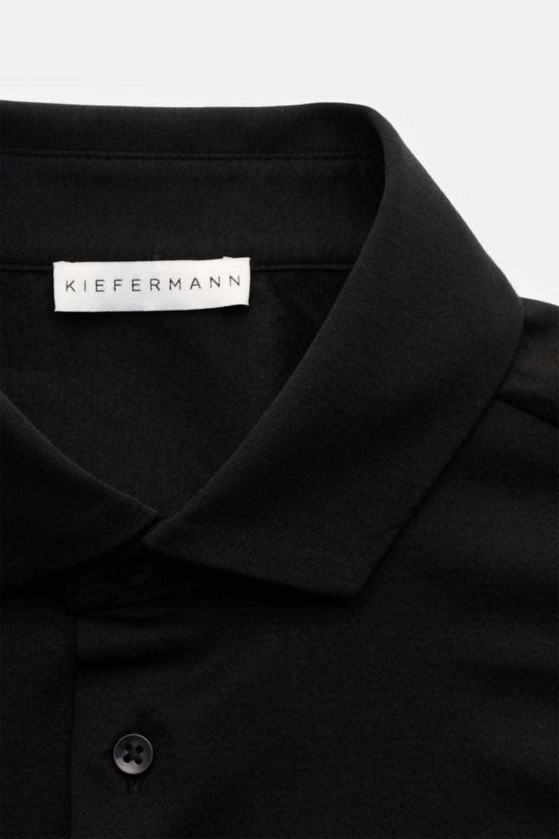 Kiefermann Jersey-Hemd 'Elandorio' Haifisch-Kragen schwarz, Nahaufnahme von oben, mercerisierter Baumwolljersey, Slim Fit, französische Knopfleiste, dezenter Glanz.