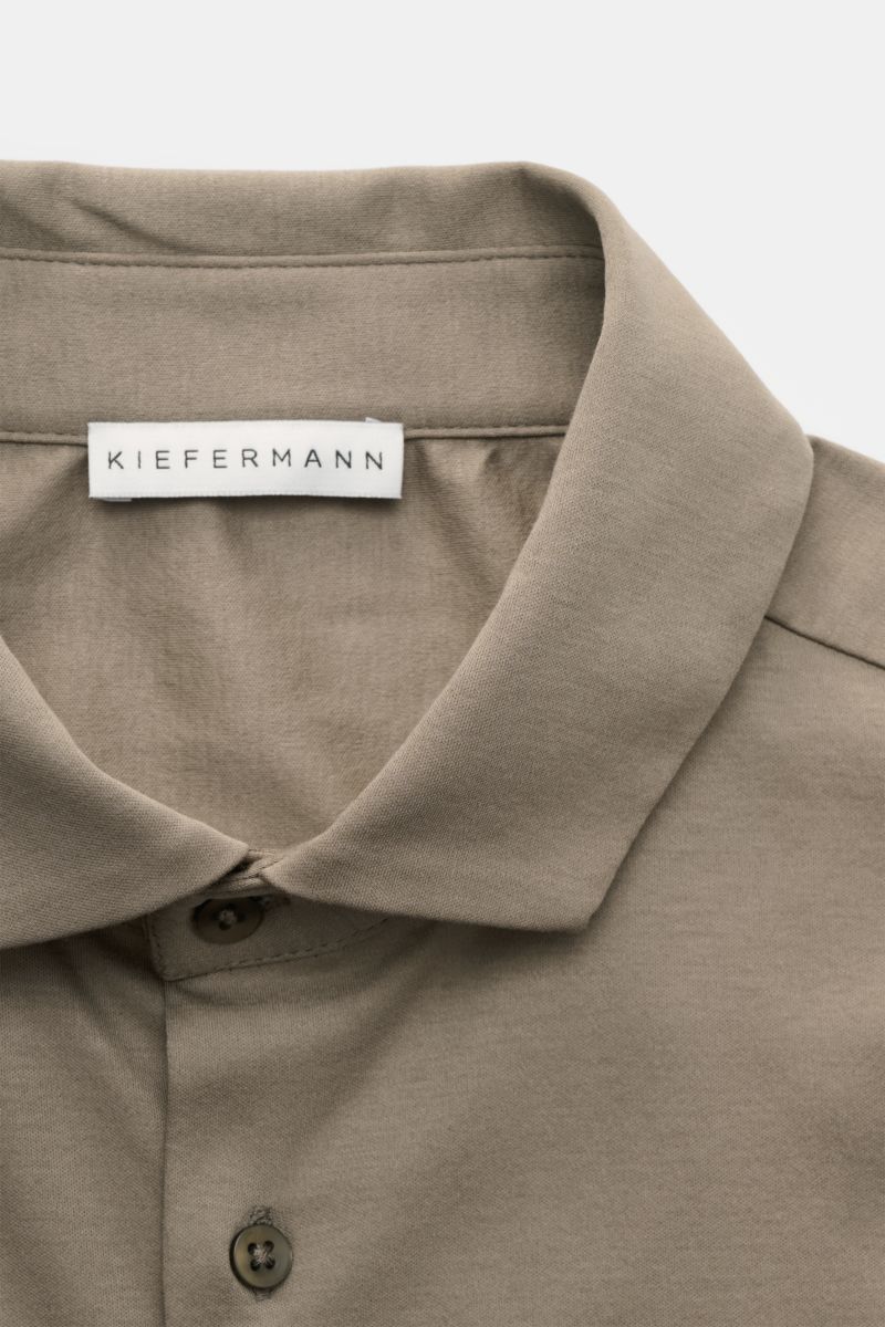 Nahaufnahme des Kiefermann Jersey-Hemd 'Elandorio' Haifisch-Kragen taupe von oben, Slim Fit, mercerisierte Baumwolle, Haifischkragen, dezenter Glanz.