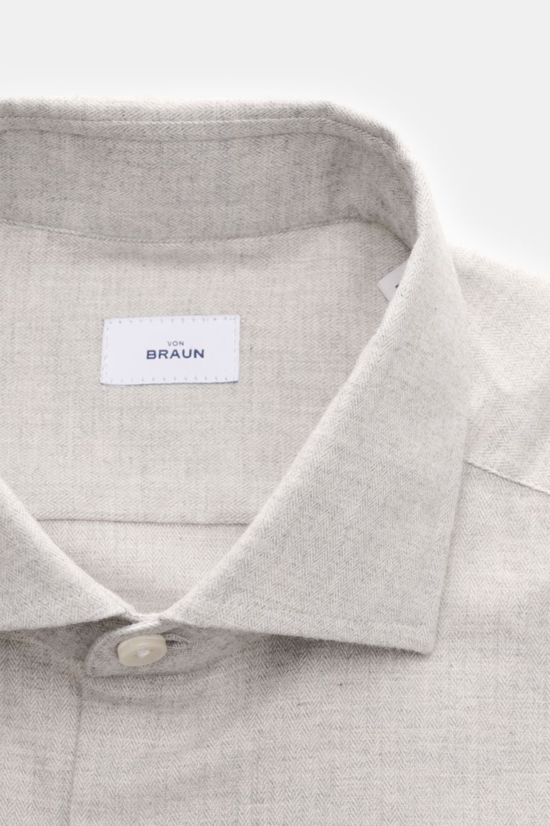 Close-up front view of the BRAUN Hamburg Flannel shirt shark collar light grey mottled, showing fine herringbone cotton fabric, very soft feel, slim fit, shark collar, French button placket, classic barrel cuffs, and rounded hem.