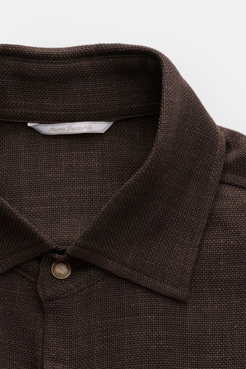 Nahaufnahme des dunkelbraunen Marco Pescarolo Casual Hemd 'Next' Kent-Kragen aus Wolle, Leinen, Seide mit luftiger Panama-Struktur, Slim Fit, französischer Knopfleiste, edlem Druckknopf, fotografiert von oben.