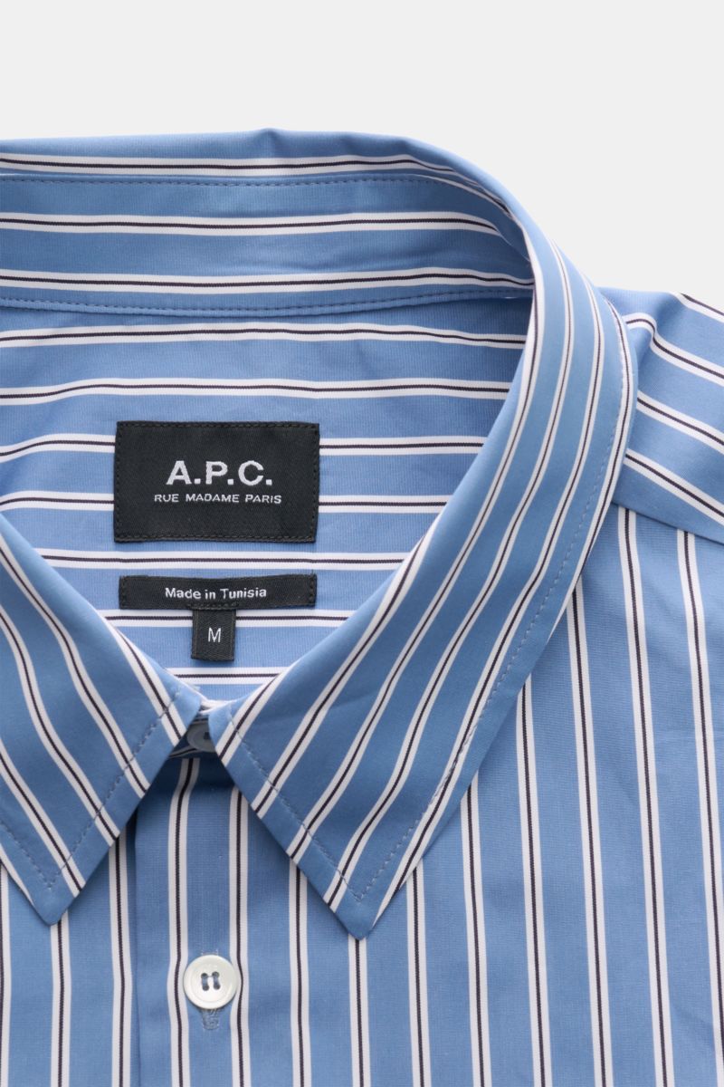 Nahaufnahme von A.P.C. Casual Hemd Kent-Kragen graublau/schwarz/weiß gestreift mit französischer Knopfleiste, aus reiner Baumwolle im oversized Fit.