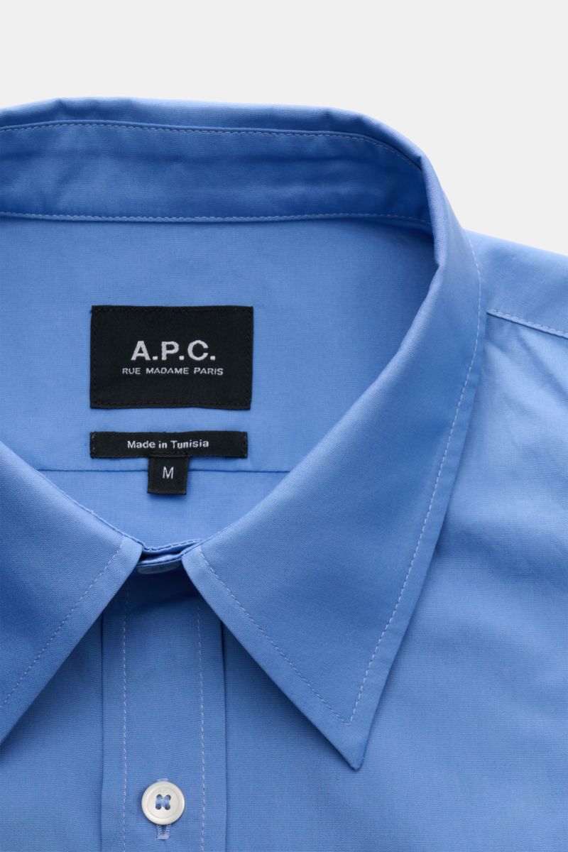 A close-up front view of the A.P.C. Casual shirt Kent collar blue, featuring a pure cotton oversized fit with a smooth feel, Kent collar, patch button placket, classic barrel cuffs, patch breast pocket, and slightly rounded hem. A modern take on a classic