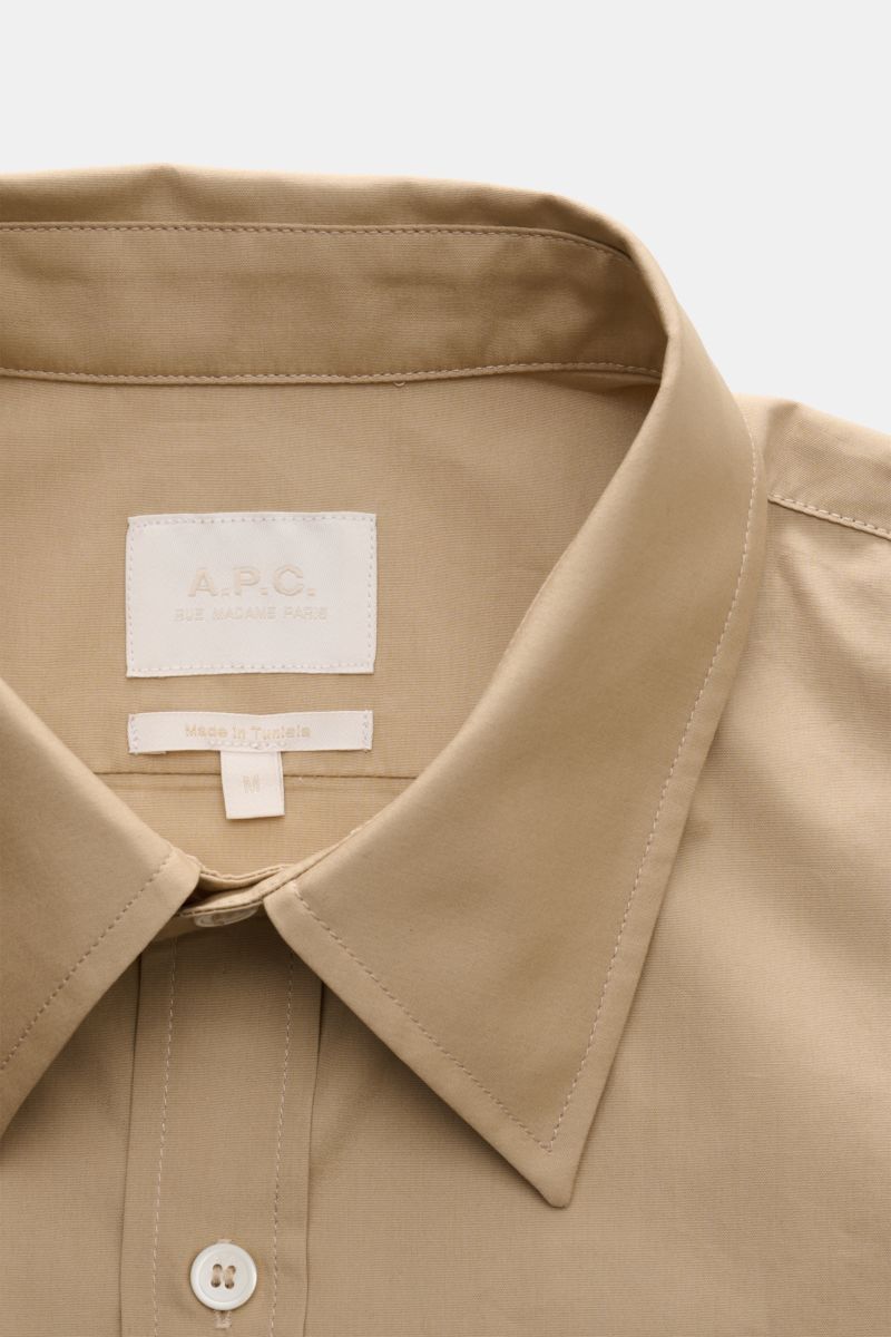 Close-up front view of A.P.C. Casual shirt Kent collar sand in pure cotton with Kent collar and patch button placket.

Description: A modern take on a classic look: This shirt by A.P.C. has a timeless aesthetic. It works as well in stylish office outfi