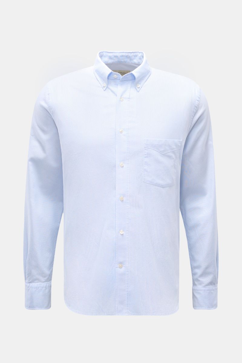 Front view of Officine Générale Oxford-Hemd Button-Down-Kragen weiß/hellblau gestreift, classic cotton Oxford shirt with soft touch, regular fit, button-down collar, chest pocket, sport cuffs, back yoke with pleat, and slightly rounded hem.

Zeitloses 