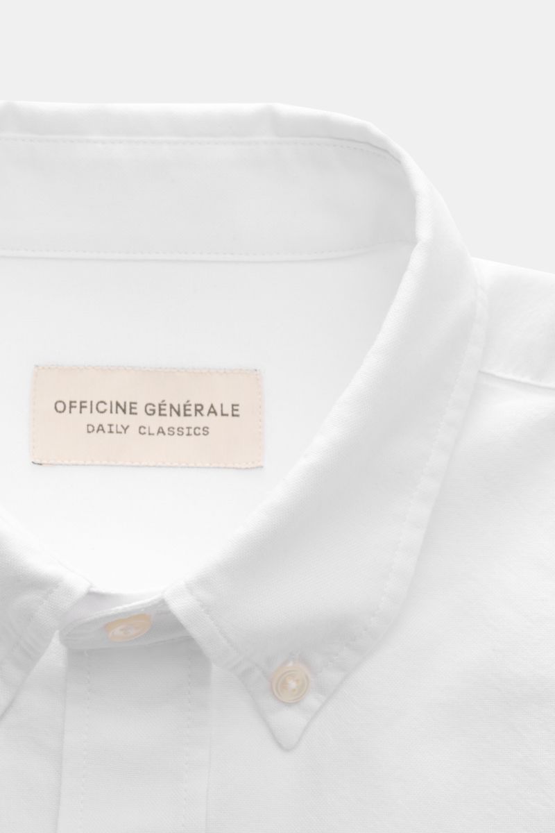 Close-up front view of Officine Générale Oxford-Hemd Button-Down-Kragen weiß, classic white cotton shirt with button-down collar and soft texture.

Zeitloses Essential: Das Oxford-Hemd von OFFICINE GÉNÉRALE überzeugt mit seinem klassischen Design und w