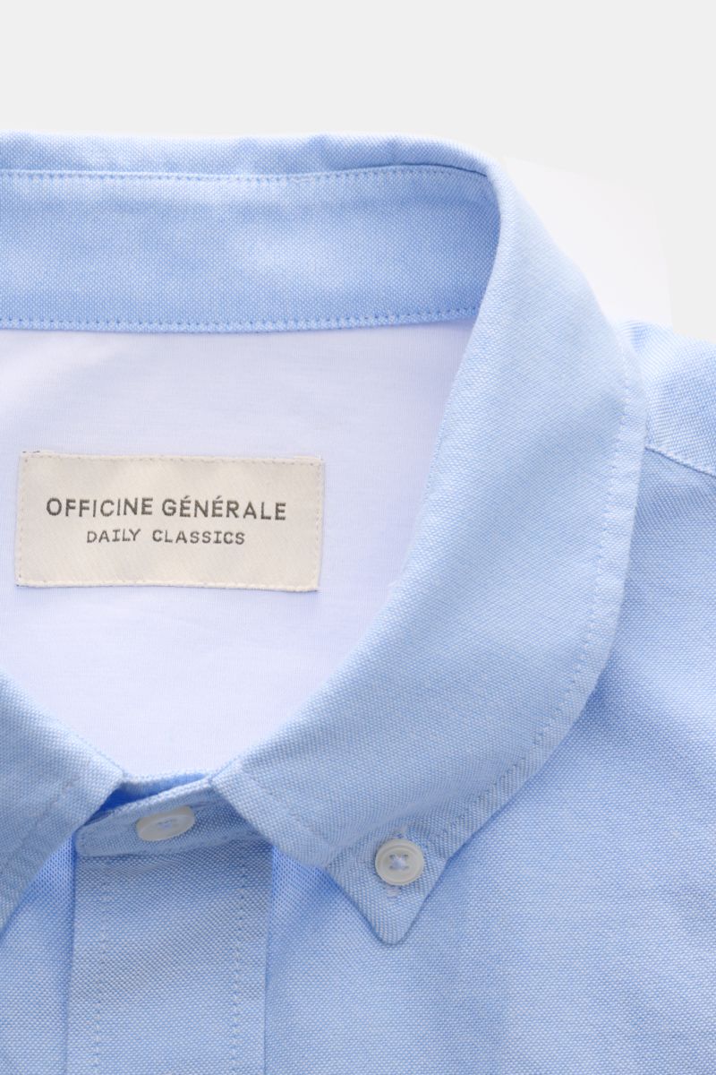 Close-up front view of Officine Générale Oxford-Hemd Button-Down-Kragen hellblau in soft light blue cotton with button-down collar, classic button placket, and fabric label inside collar.

Zeitloses Essential: Das Oxford-Hemd von OFFICINE GÉNÉRALE über