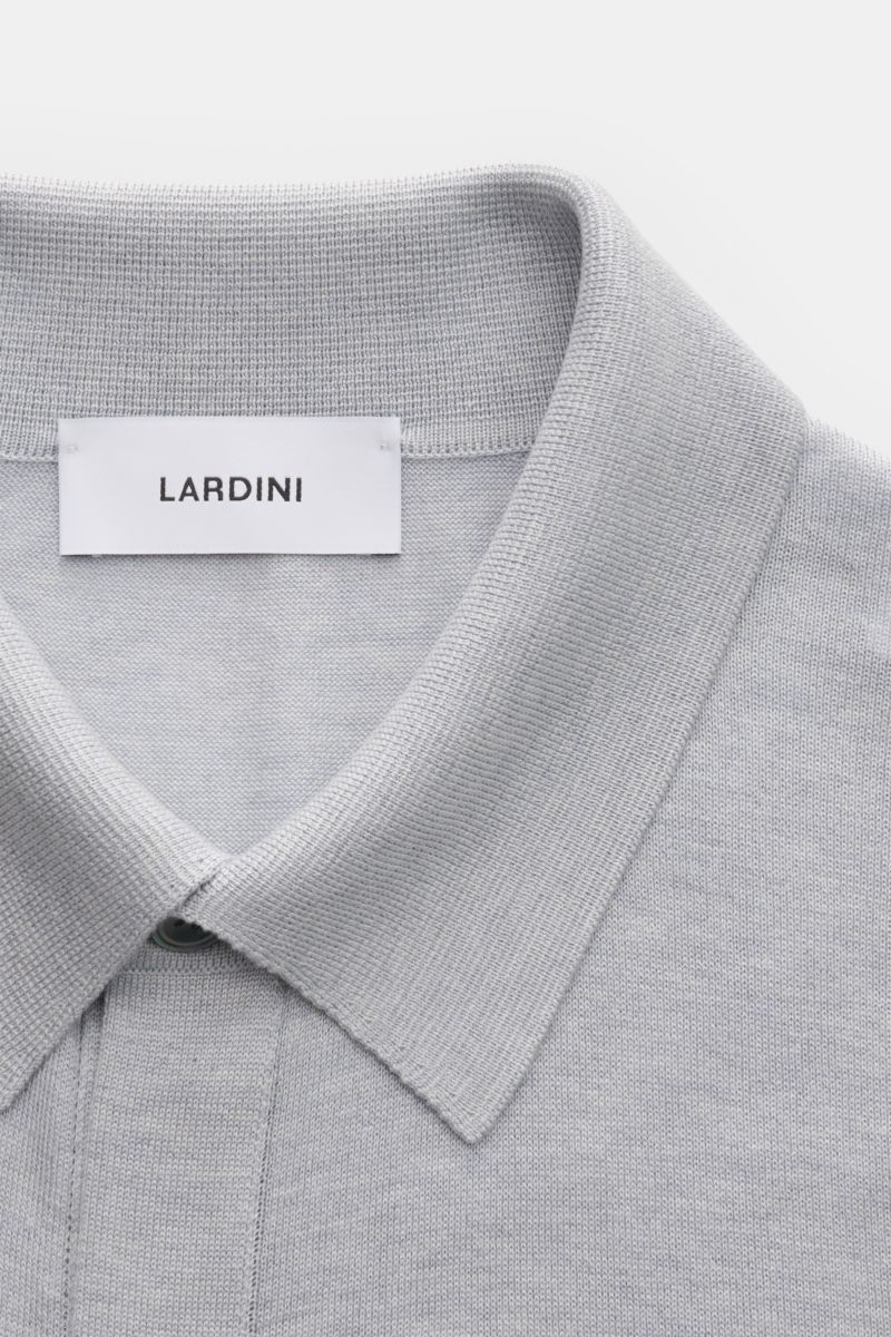 Lardini Seiden-Strickhemd rauchblau/hellgrau meliert, Slim Fit, Umlegekragen, glatte Knopfleiste, feines Strickbild, reine Seide, Detailaufnahme von oben.