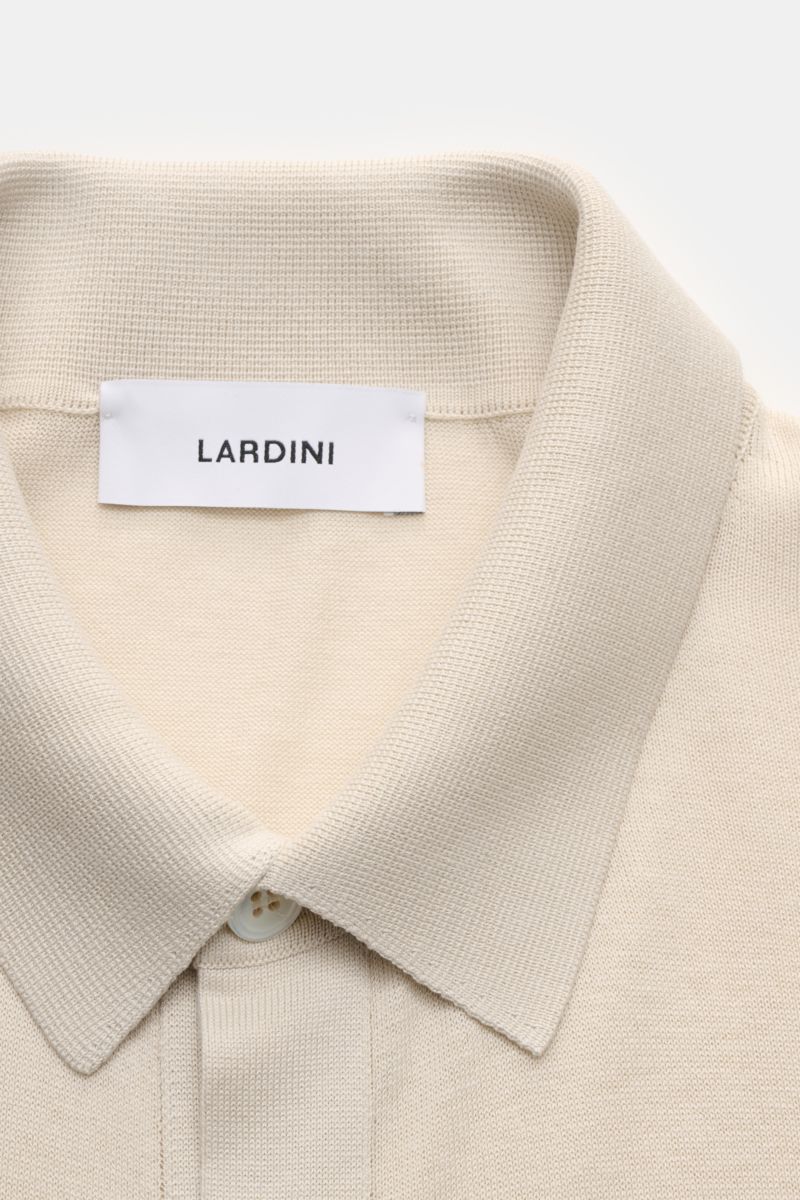 Lardini Seiden-Strickhemd creme, Nahaufnahme von oben, feiner Strick, Umlegekragen, glatte Knopfleiste, Slim Fit, weiche reine Seide.