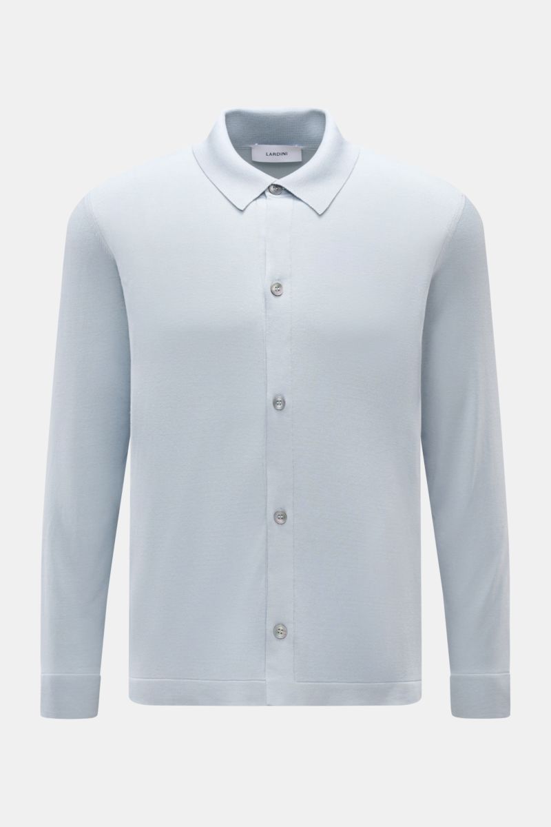 Lardini Seiden-Strickhemd pastellblau, Slim Fit, mit Umlegekragen, glatter Knopfleiste, doppelt gearbeiteten Säumen, feines Strickbild, frontal fotografiert.