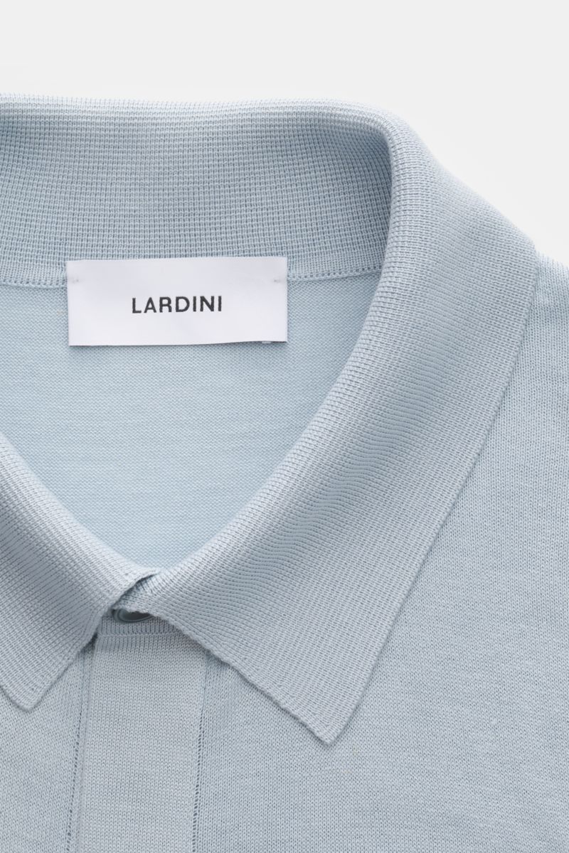 Lardini Seiden-Strickhemd pastellblau, Slim Fit mit Umlegekragen, glatter Knopfleiste, feinem Strickbild, aus reiner Seide, Detailfoto von oben.
