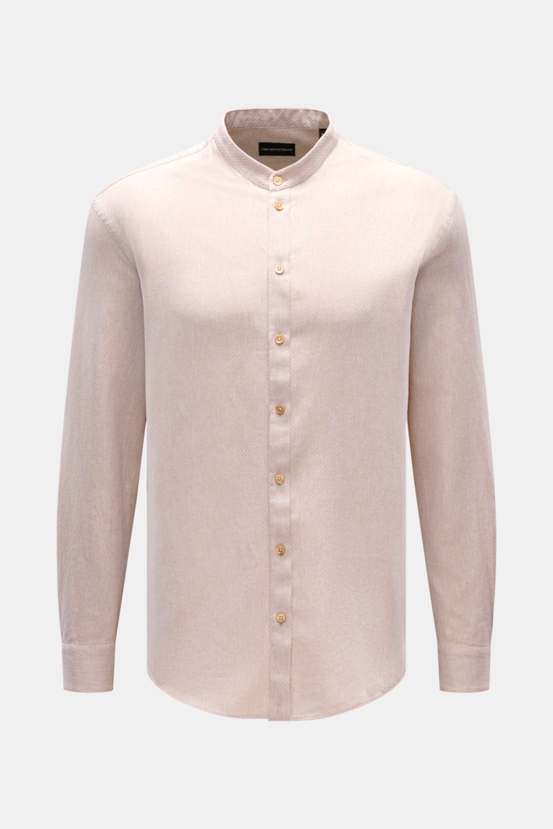 Emporio Armani Casual Hemd Grandad-Kragen sand, frontal fotografiert, feines Strukturgewebe aus Leinen-Baumwoll-Mix, Regular Fit, Knopfleiste, Sportmanschette, leicht gerundeter Saum.