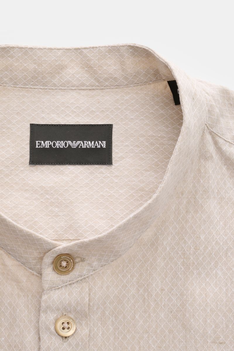 Emporio Armani Casual Hemd Grandad-Kragen sand, Nahaufnahme von oben, feines Strukturgewebe aus Leinen-Baumwoll-Mix, Knopfleiste, weicher Griff.