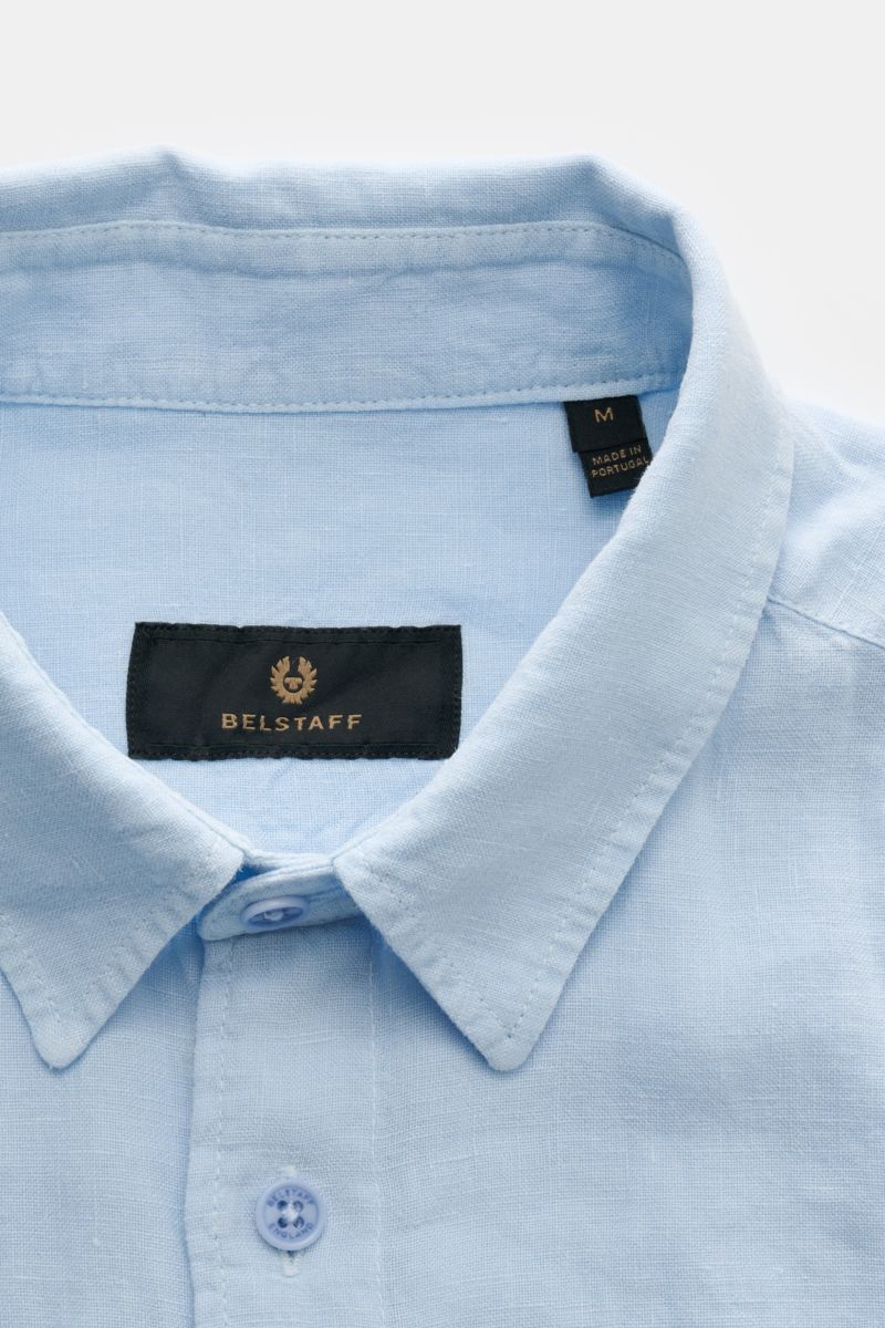 Belstaff Leinenhemd schmaler Kragen hellblau, Detailaufnahme von schräg oben, reine Leinenqualität, französische Knopfleiste, weicher Griff.