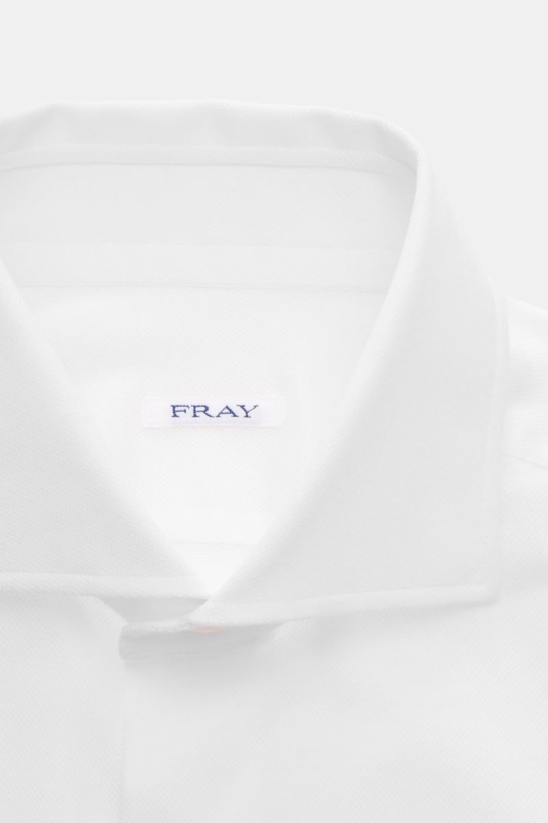 Fray Piqué-Hemd Haifisch-Kragen 'Lione Cucitura' weiß aus reiner Baumwolle, Slim Fit, Haifischkragen, Detailaufnahme von oben.