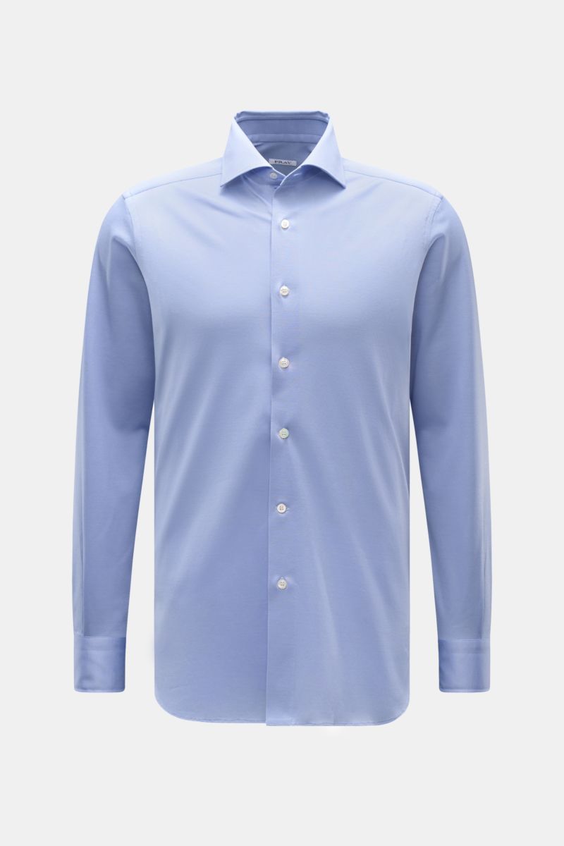 Front view of the Fray Piqué-Hemd Haifisch-Kragen 'Lione Cucitura' hellblau, a slim fit light blue shirt with shark collar, classic sport cuffs, rear waist darts, and slightly rounded hem. 

FRAY überzeugt mit dem Hemd 'Lione Cucitura' aus luftigem Piq