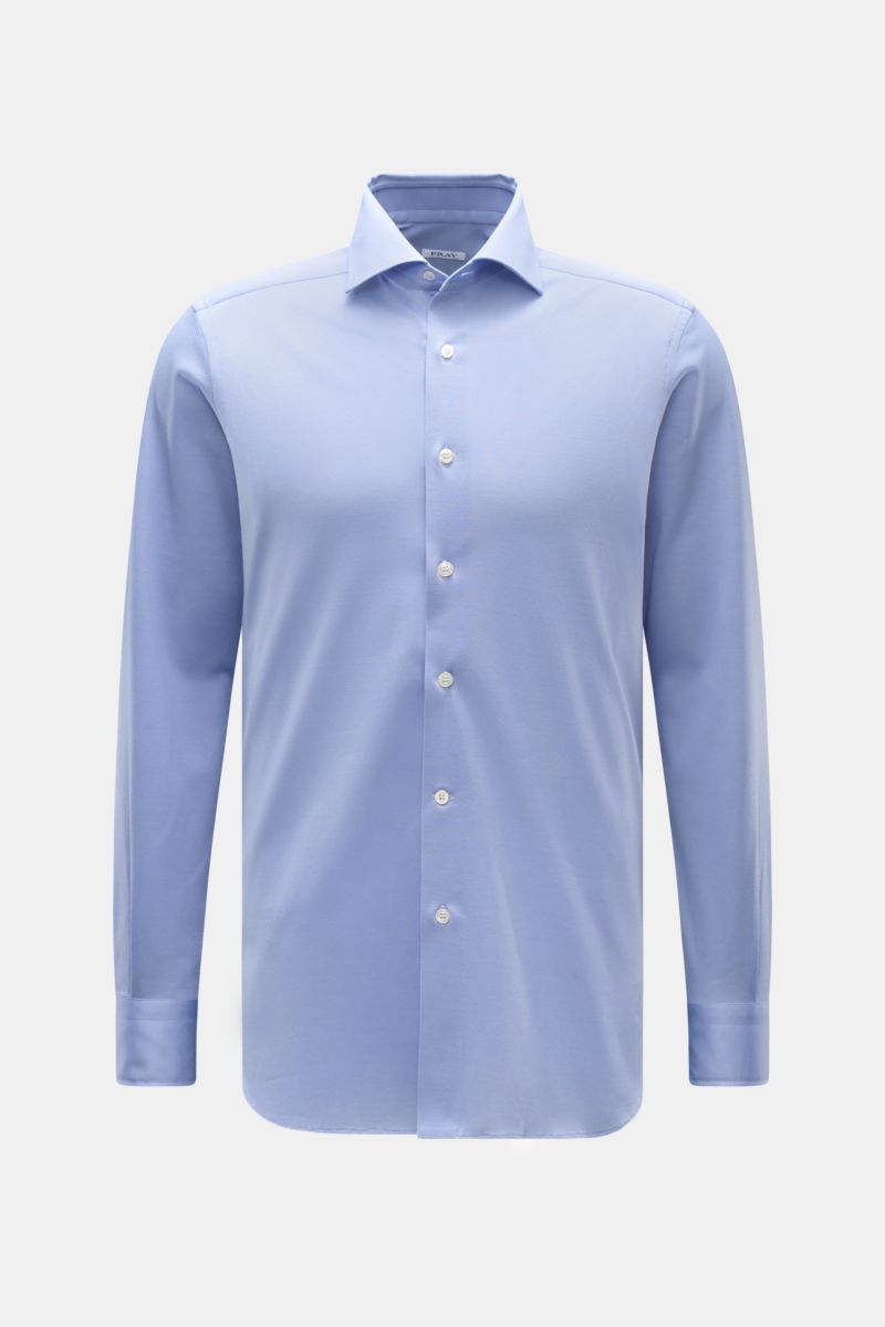 Front view of the Fray Piqué-Hemd Haifisch-Kragen 'Lione Cucitura' hellblau, a slim fit light blue cotton piqué shirt with shark collar, classic sport cuffs, back waist darts, and slightly rounded hem. FRAY überzeugt mit dem Hemd 'Lione Cucitura' aus l
