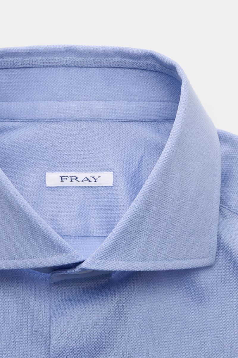 Close-up front view of the Fray Piqué-Hemd Haifisch-Kragen 'Lione Cucitura' hellblau, showing light blue piqué cotton fabric and shark collar.

FRAY überzeugt mit dem Hemd 'Lione Cucitura' aus luftigem Piqué, gefertigt aus reiner Baumwolle – ein zeitlo
