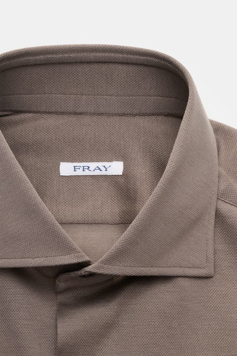 Close-up front view of the Fray Piqué-Hemd Haifisch-Kragen 'Lione Cucitura' graubraun showing the shark collar and textured cotton piqué fabric.

FRAY überzeugt mit dem Hemd 'Lione Cucitura' aus luftigem Piqué, gefertigt aus reiner Baumwolle – ein zeit
