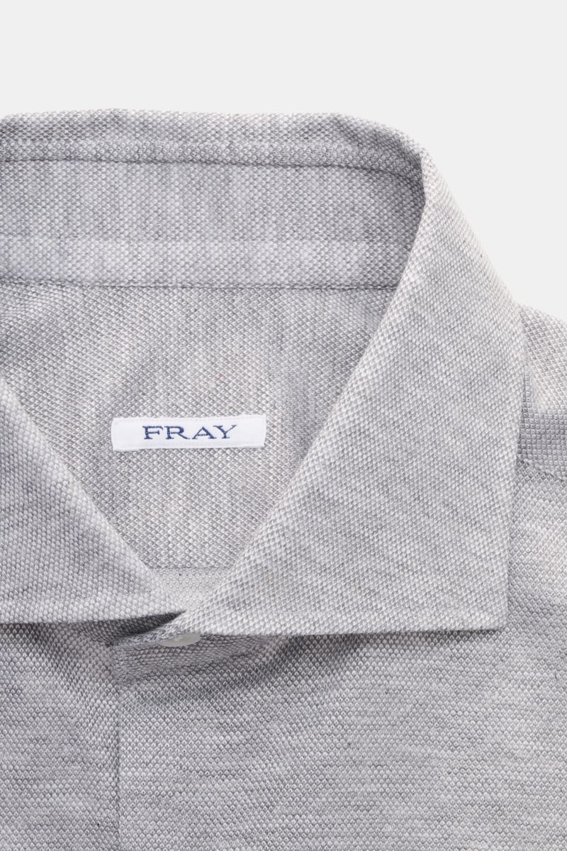 Close-up front view of the Fray Piqué-Hemd Haifisch-Kragen 'Lione Cucitura' grau meliert shirt collar in breathable pure cotton piqué fabric. 

FRAY überzeugt mit dem Hemd 'Lione Cucitura' aus luftigem Piqué, gefertigt aus reiner Baumwolle – ein zeitlo