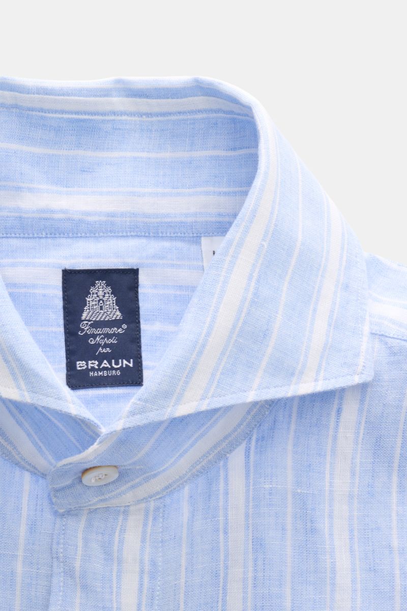 Close-up front view of Finamore Linen shirt 'Sergio Gaeta' shark collar blue/white striped highlighting collar and fabric texture.

Stylish summer essential: The lightweight linen shirt 'Sergio Gaeta' by FINAMORE works with a smart-casual jacket as wel