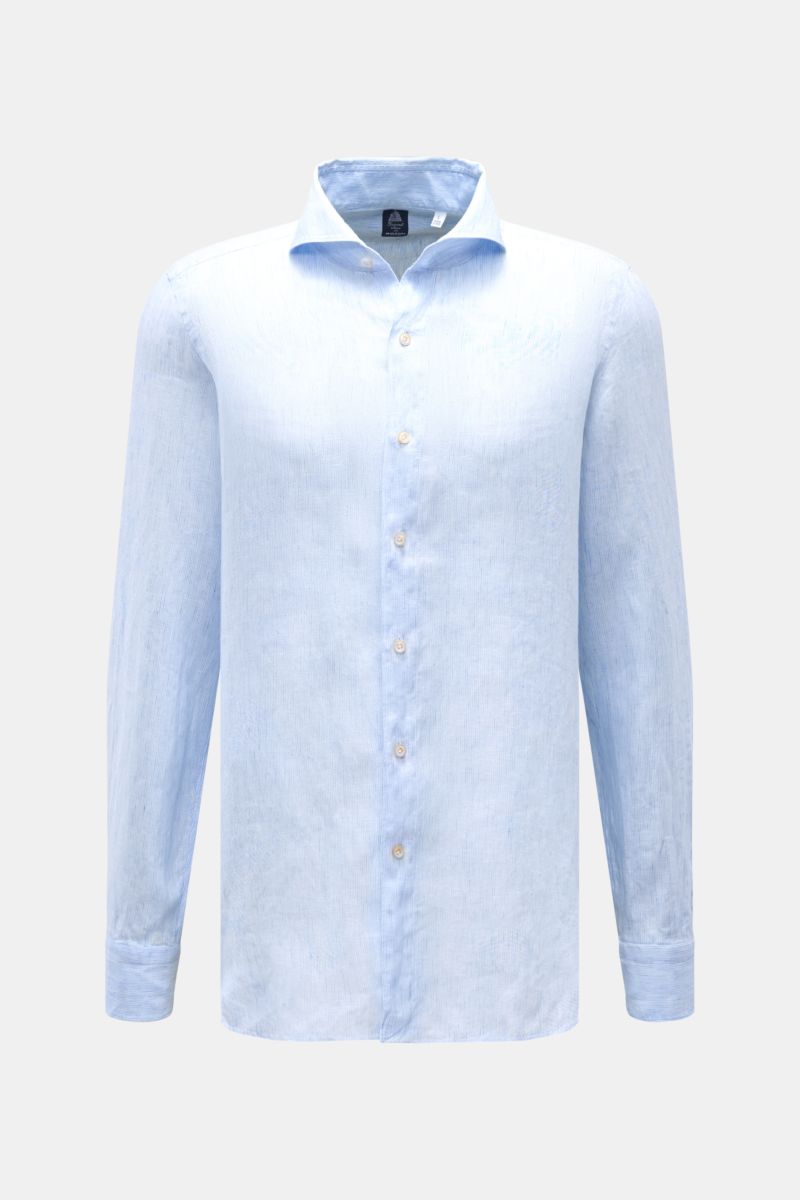 Front view of Finamore Leinenhemd 'Sergio Gaeta' Haifisch-Kragen blau/weiß gestreift, a light blue striped linen shirt with soft texture and classic details.

Zeitloser Klassiker: Das Hemd 'Sergio Gaeta' von FINAMORE überzeugt mit klassischem Design un