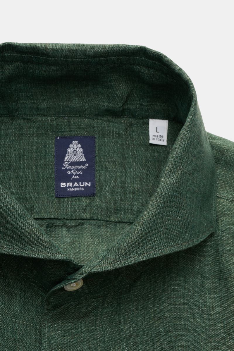 Close-up shot from above of the Finamore Linen shirt 'Sergio Gaeta' shark collar dark green mottled, showing its shark collar and textured linen fabric.

Perfectly equipped for warm days: This linen shirt 'Sergio Gaeta' made of airy fabric in a comfort