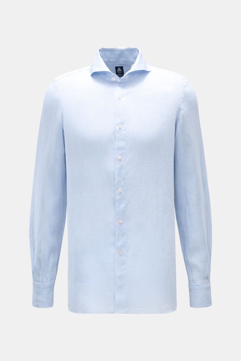 Front view of the Finamore Linen shirt 'Sergio Gaeta' shark collar light blue, pure linen, soft feel, regular fit, shark collar, French button placket, classic barrel cuffs, extra-long sleeves, rounded hem.