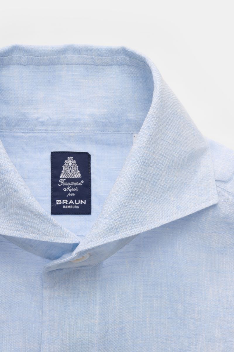 Finamore Linen shirt 'Sergio Gaeta' shark collar light blue shown from a close-up front angle, featuring pure linen, soft feel, regular fit, shark collar, French button placket, classic barrel cuffs, extra-long sleeves, and rounded hem.