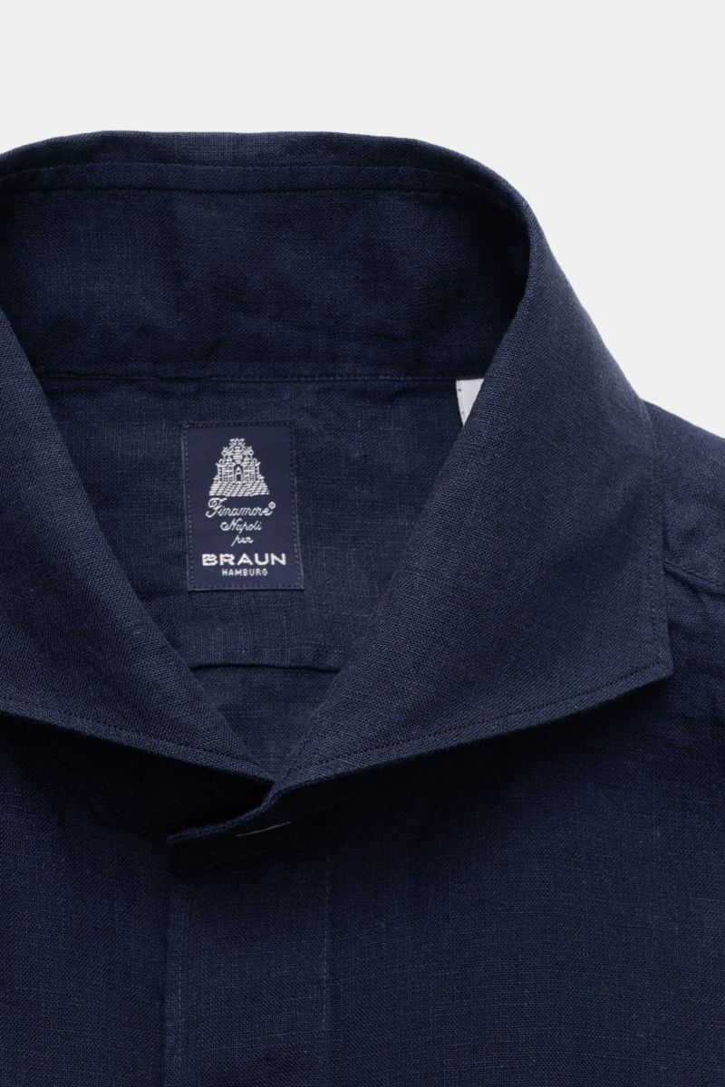 Close-up front view of the Finamore Linen shirt 'Sergio Gaeta' shark collar navy, made of lightweight linen plain weave fabric.

Perfectly equipped for warm days: This linen shirt 'Sergio Gaeta' made of airy fabric in a comfortable regular fit from the