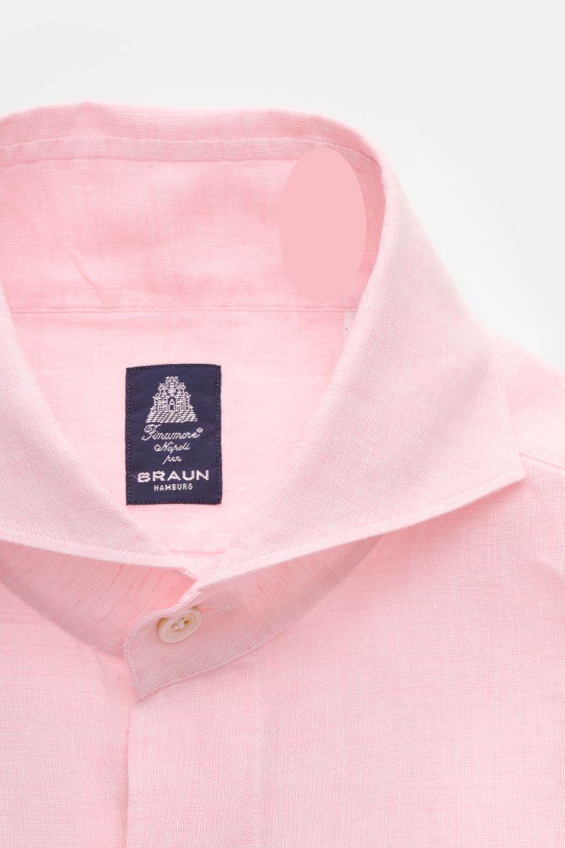 Close-up front view of Finamore Linen shirt 'Sergio Gaeta' shark collar rose in pure linen with soft feel, regular fit, shark collar, French button placket, classic barrel cuffs, extra-long sleeves, and rounded hem.
