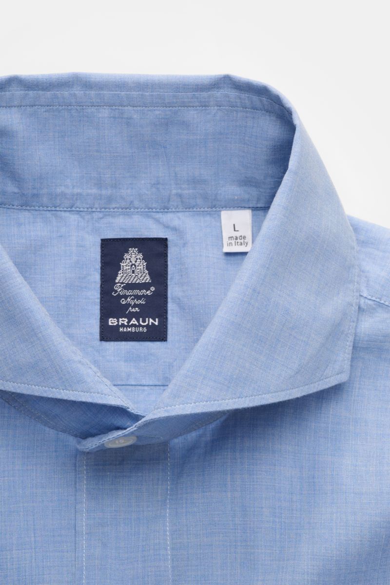 Close-up front view of the Finamore Casual Hemd 'Sergio Gaeta' Haifisch-Kragen blau meliert shirt showing its blue melange fabric and shark collar.

Zeitloser Klassiker: Das Hemd 'Sergio Gaeta' von FINAMORE überzeugt mit klassischem Design und unvergle