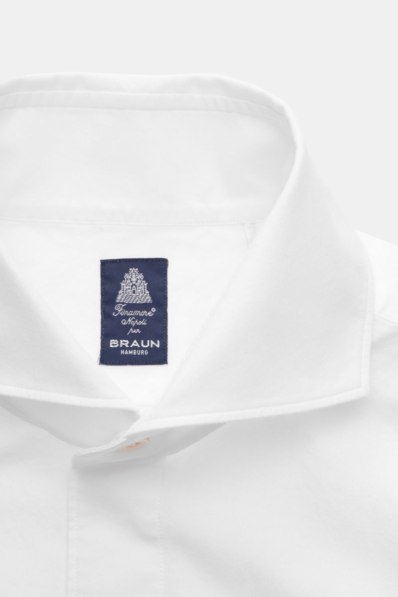 Close-up front view of the Finamore Casual Hemd 'Sergio Gaeta' Haifisch-Kragen weiß, showcasing the shark collar and fabric texture.

Zeitloses Essential: Das 'Sergio Gaeta' Hemd von FINAMORE überzeugt mit klassischem Design sowie außergewöhnlichem Tra