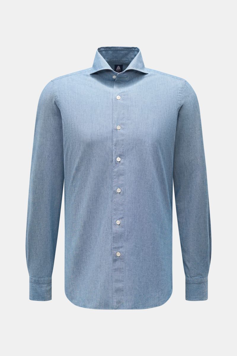 Frontale Nahaufnahme des Finamore Jeanshemds 'Sergio Gaeta' Haifisch-Kragen rauchblau aus leichter Baumwolle mit französischer Knopfleiste.