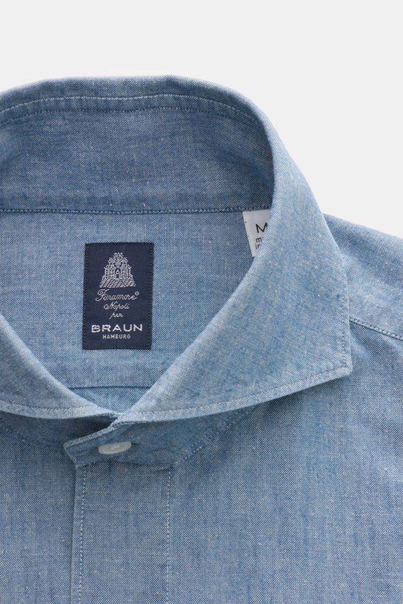 Finamore Jeanshemd 'Sergio Gaeta' Haifisch-Kragen rauchblau aus leichter Baumwolle, Regular Fit, französischer Knopfleiste, Sportmanschette, Nahaufnahme von oben.