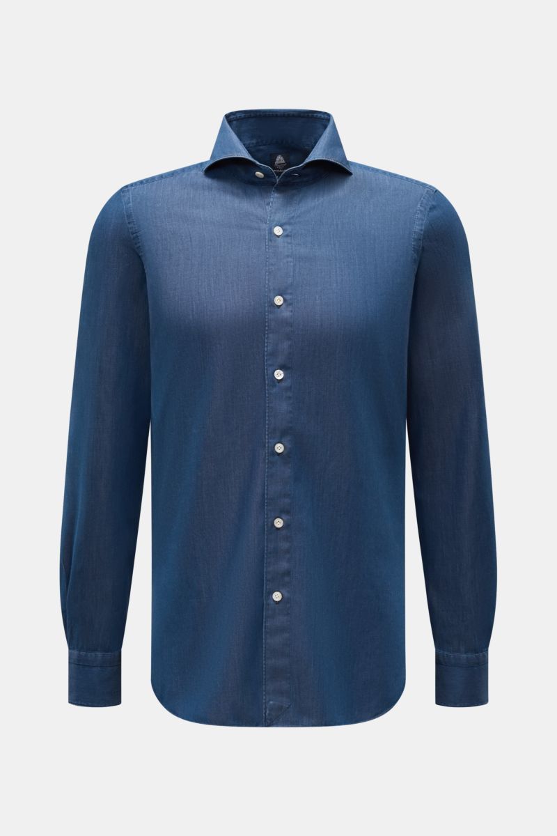 Frontale Aufnahme des Finamore Jeanshemds 'Sergio Gaeta' Haifisch-Kragen dunkelblau aus leichter Baumwolle mit französischer Knopfleiste, Regular Fit, extralangen Ärmeln und gerundetem Saum.