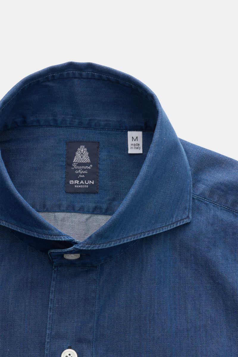 Finamore Jeanshemd 'Sergio Gaeta' Haifisch-Kragen dunkelblau, leichter Denim, Regular Fit, von oben fotografiert, mit französischer Knopfleiste.