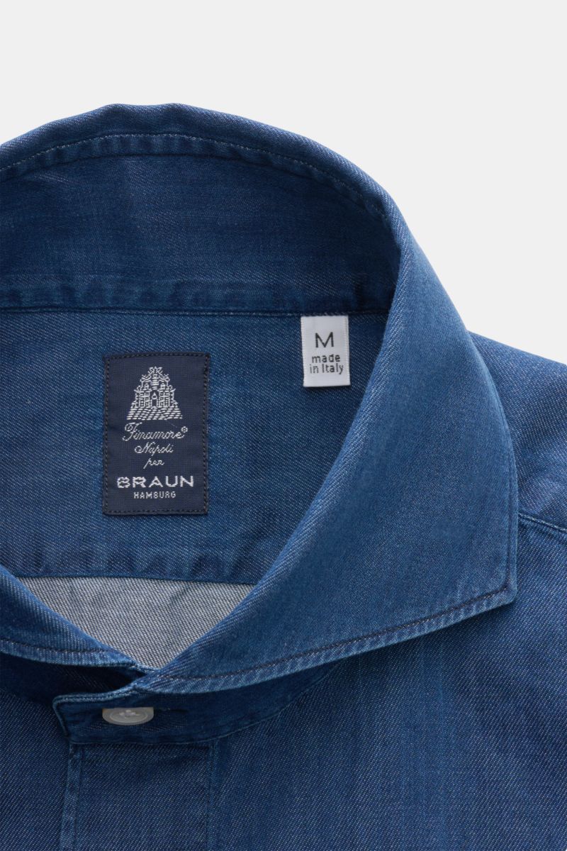 Finamore Jeanshemd 'Sergio Gaeta' Haifisch-Kragen dunkelblau, aus leichter Baumwolle, Regular Fit, französischer Knopfleiste, Sportmanschette, Foto Nahaufnahme Kragen.