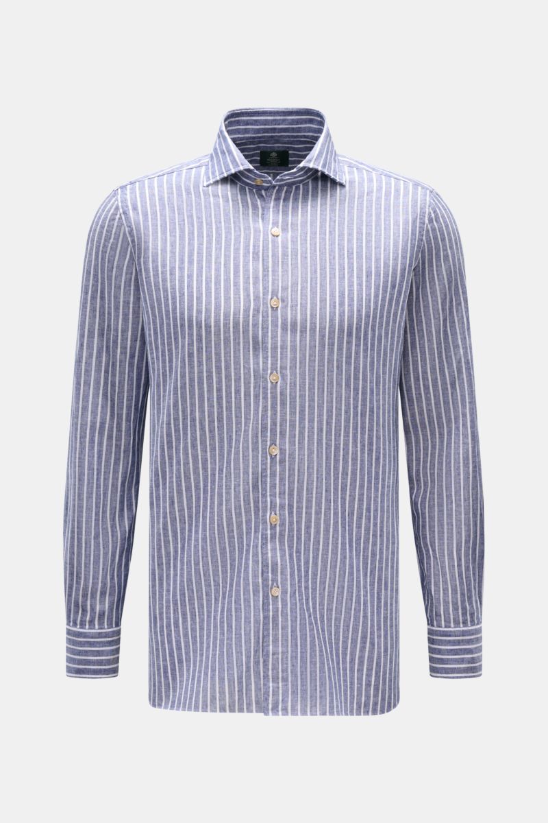 Front view of Borrelli Leinenhemd 'Ettore' Haifisch-Kragen navy/weiß gestreift, a slim fit linen shirt with white stripes, shark collar, long sleeves, and classic sport cuffs.

Description: Ein perfektes Sommer-Essential für das nächste Barbecue mit Fr