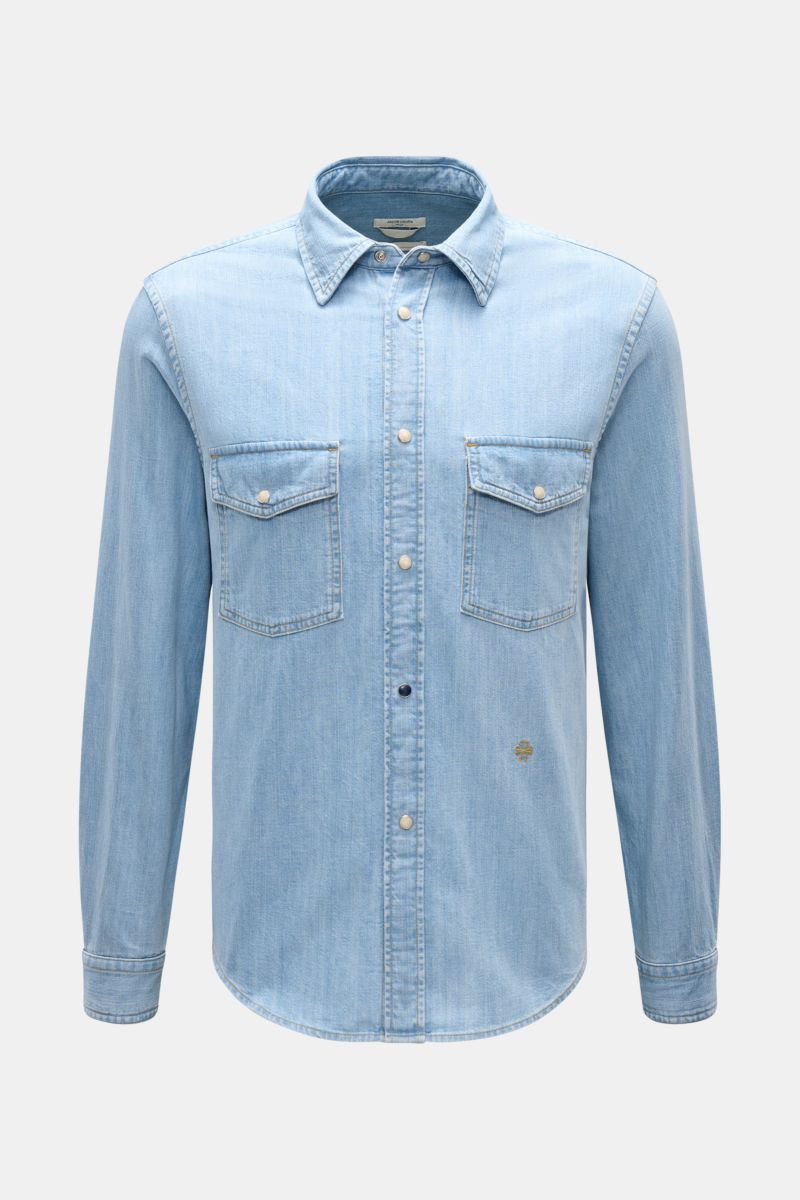 Front view of Jacob Cohen Jeanshemd Kent-Kragen hellblau, a light blue slim fit denim shirt with Kent collar, soft cotton fabric, snap button placket, chest pockets with snap buttons, logo stitching, double button sport cuffs, and a slightly rounded hem. 