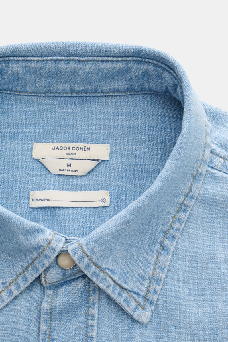 Close-up front view of the Jacob Cohen Jeanshemd Kent-Kragen hellblau, a slim fit light blue denim shirt with Kent collar, soft cotton fabric, and detailed stitching. 

Premium-Denim für den Sommer von JACOB COHEN: Das Jeanshemd aus leichter Baumwollqu