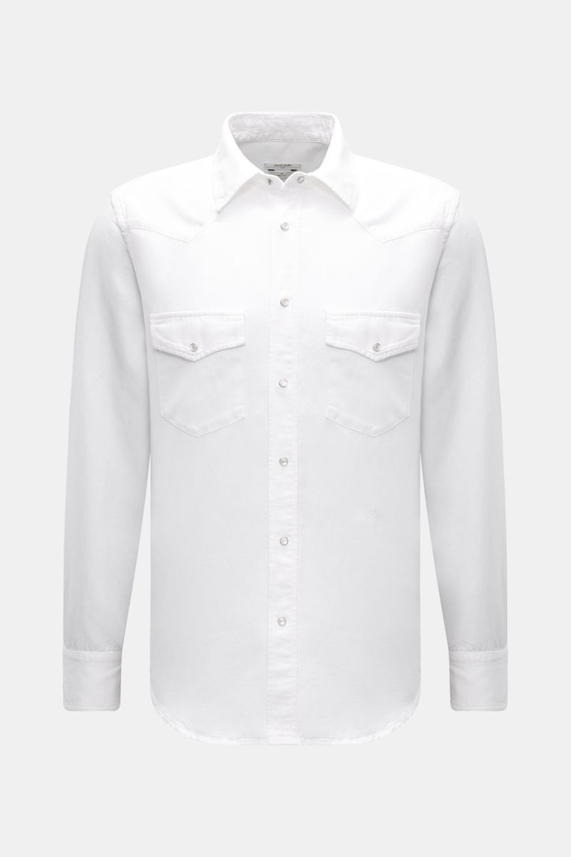 Frontale Nahaufnahme des Jacob Cohen Jeanshemds schmaler Kragen offwhite aus Baumwolle, Leinen und Lyocell mit Western-Schulterpasse, Druckknopfleiste und Brusttaschen.