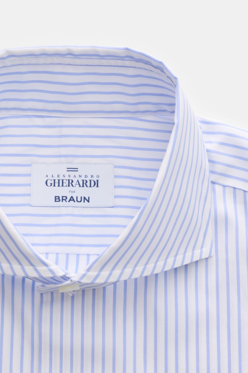 Gherardi Casual Hemd Haifisch-Kragen hellblau/weiß gestreift, Slim Fit, Popeline-Baumwolle, Sportmanschette, von oben fotografiert.